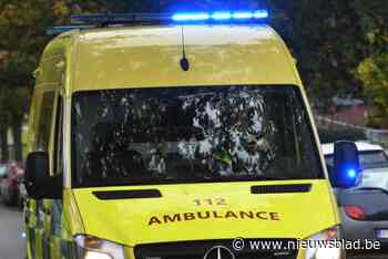 Wagen belandt op dak na aanrijding met geparkeerde auto: zestiger licht gewond