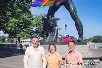 LGBTI+-organisatie Çavaria plaatst regenboogkussen van ‘lachend kakje’ bij standbeeld De Lange Wapper