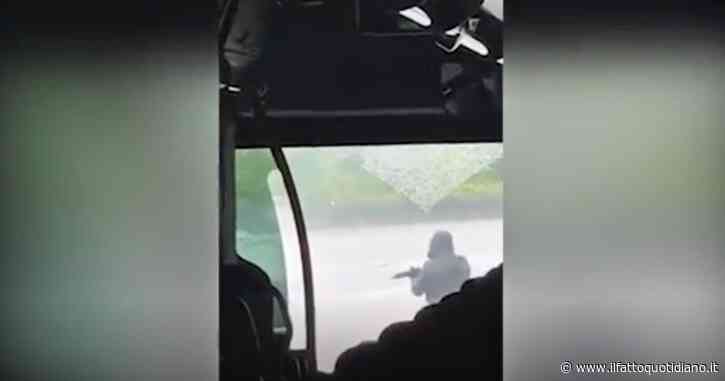 Il video dell’assalto al furgone della polizia penitenziaria in Francia: uccisi due agenti. Detenuto in fuga