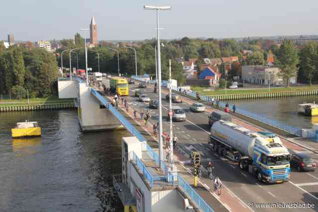 Herinrichting kruispunt Kanaalstraat (R4) met Beneluxlaan en Zelzatebrug. Het wordt er veiliger fietsen