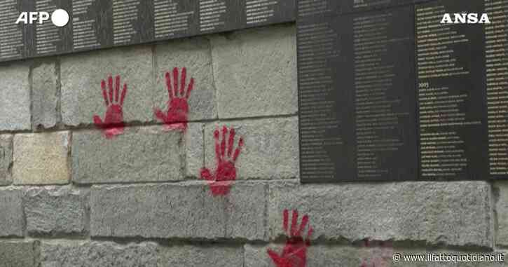 Vandalizzato il Memoriale della Shoah di Parigi: dipinte mani rosse sul Muro dei Giusti tra le Nazioni – Video