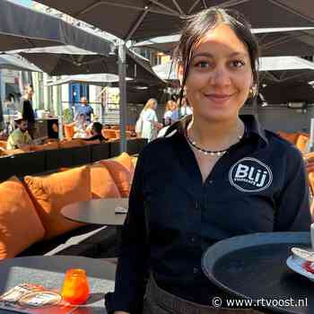 ‘A portion bitterballs please’: ook op terras in Zwolle is Engels steeds vaker de voertaal