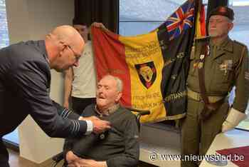 “Dit is machtig!”: Vic Hannes (99) wordt vereerd met Nederlandse ‘Thank You Liberators’-medaille