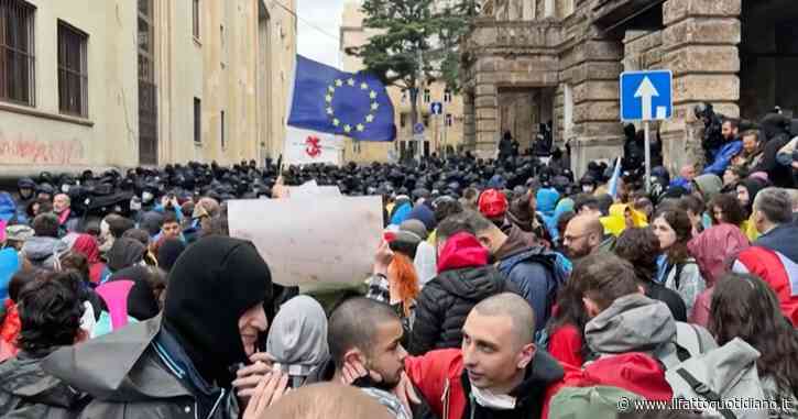 Georgia, approvata la legge sugli agenti stranieri: migliaia di persone protestano davanti al Parlamento
