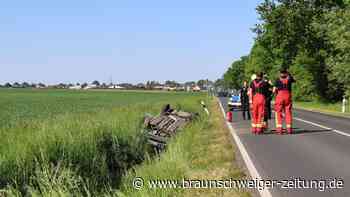 Schwerer Unfall in Salzgitter: Auto überschlägt sich im Graben