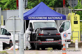 Manhunt launched in France after 2 prison guards are killed in inmate escape