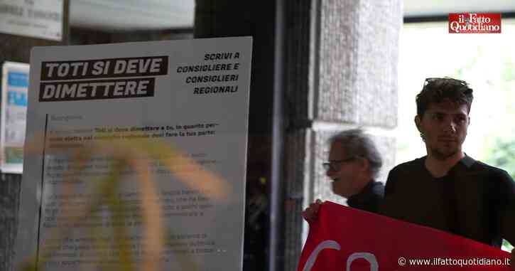 A Genova il primo Consiglio regionale senza Toti, proteste fuori dal palazzo: consegnate 8mila firme per chiedere la sfiducia al governatore
