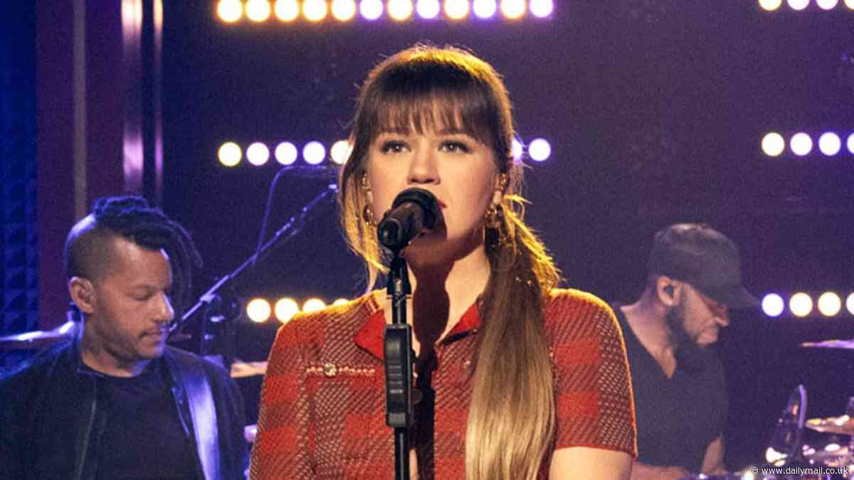 Kelly Clarkson shows off slimmer than ever figure after FINALLY admitting to  using non-Ozempic weight loss drug for extreme transformation - but which one is she using?