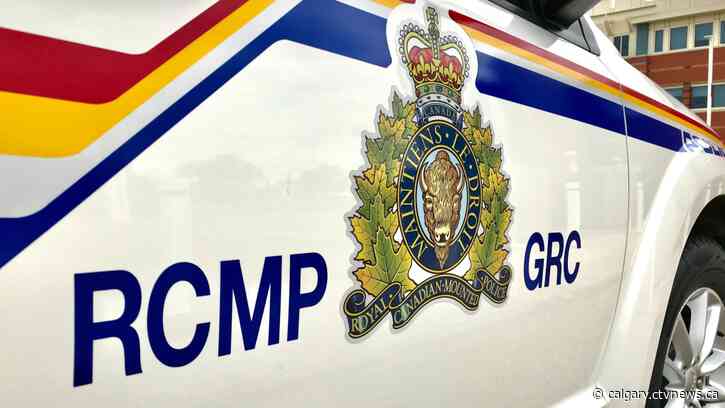 Deadly southern Alberta highway crash kills two people