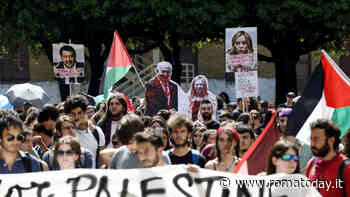 Petardi, cassonetti rovesciati e impronte rosse sul Rettorato: alla Sapienza il corteo pro Palestina