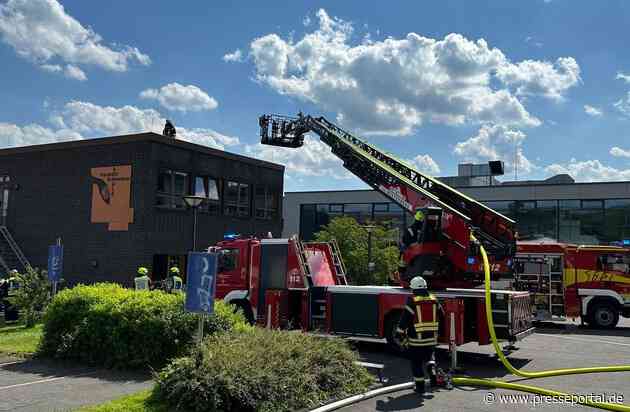 FW VG Westerburg: Feuer in Förderschule in Westerburg - Rauchwolke weit über das Stadtgebiet hinaus zu sehen