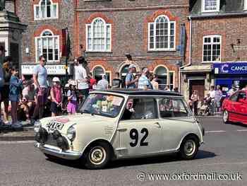 Wallingford vintage car rally and parade draws Oxford crowds
