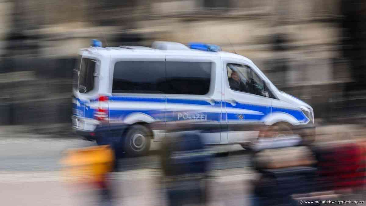 Am Lkw eingeklemmt - Mann stirbt in Niedersachsen