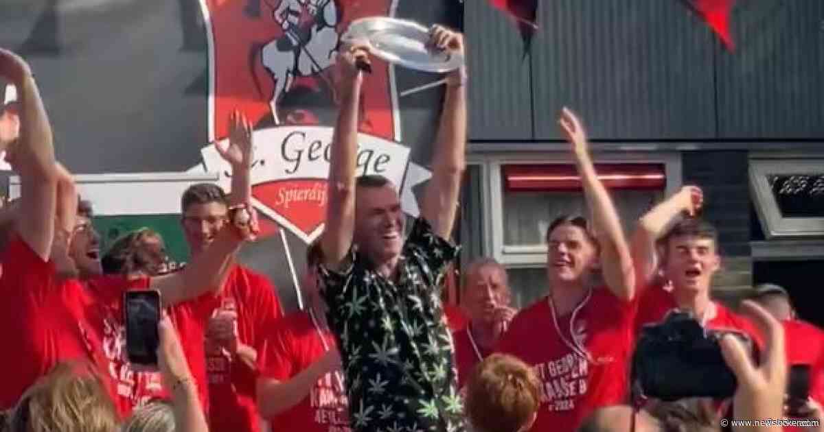 KNVB schorst scheidsrechter levenslang na vieren kampioensfeest: ‘Ik zing vaker een liedje’