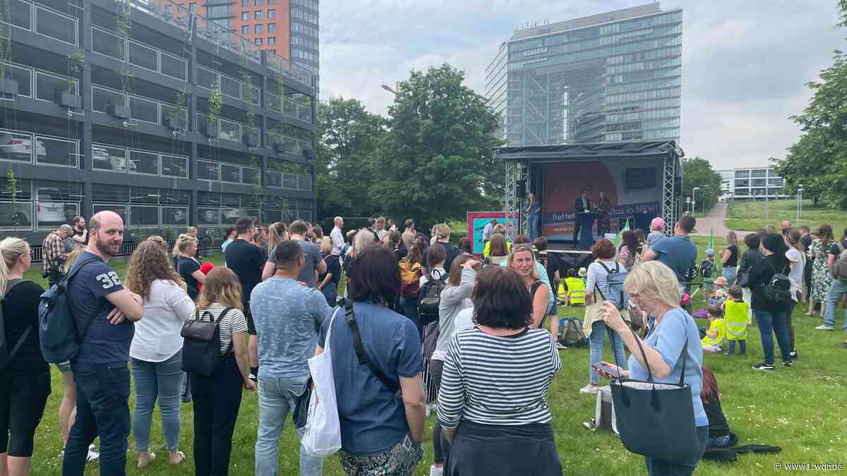 Demo gegen Kita-Kollaps vor Düsseldorfer Landtag