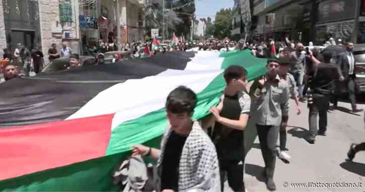 Cisgiordania, migliaia di palestinesi in marcia a Ramallah per ricordare la Nakba nel 1948