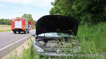 Unfall auf der B12 bei Reichertsheim: Auto kommt von Fahrbahn ab – Fahrer im Krankenhaus