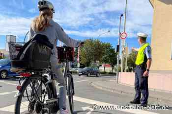 Betrunkener Radfahrer prallt in Bad Driburg fast gegen Streifenwagen