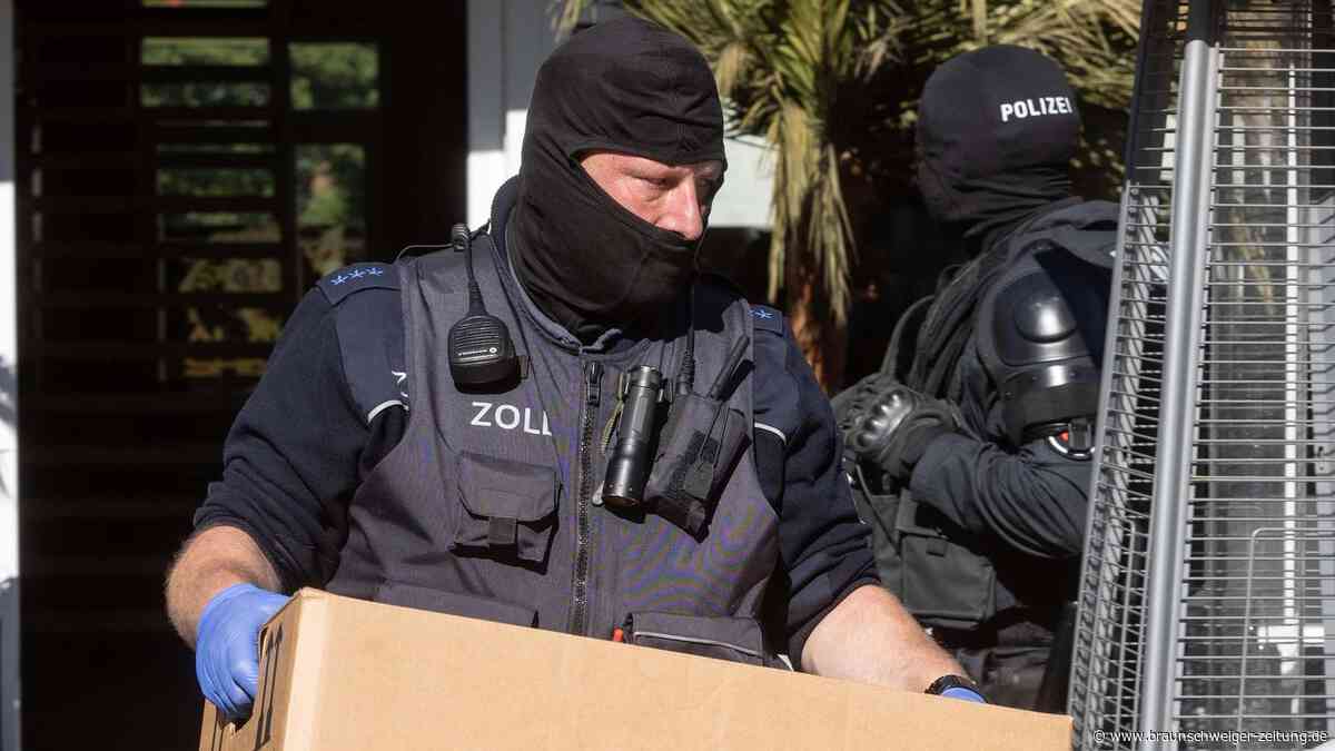 Razzia: Polizei sucht in Salzgitter und Braunschweig nach Waffe