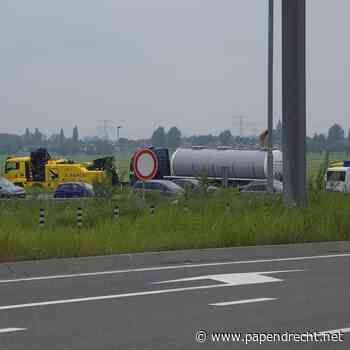 Oprit N3/N214 naar de A15 richting Rotterdam gesloten na ongeval met vrachtauto