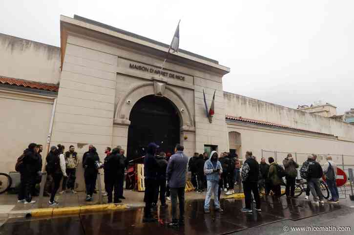 Surveillants de prison: l'intersyndicale appelle à maintenir les blocages mercredi