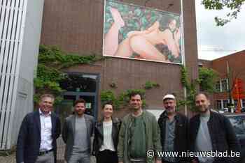 Gentse kunstenares geeft zichzelf bloot op Schouwburgplein: “Ode aan de vrouwelijkheid”
