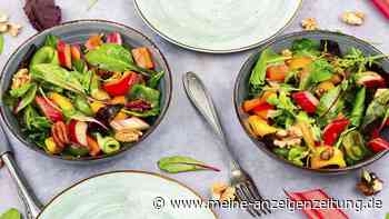 Ein fruchtiger Salat mit Rhabarber und Nuss ist im Frühling ein wahrer Genuss
