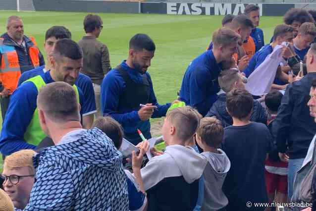 FOTO. Een babbeltje, een high five en een selfie: honderden vooral jonge Buffalo’s dagen op voor open training van KAA Gent