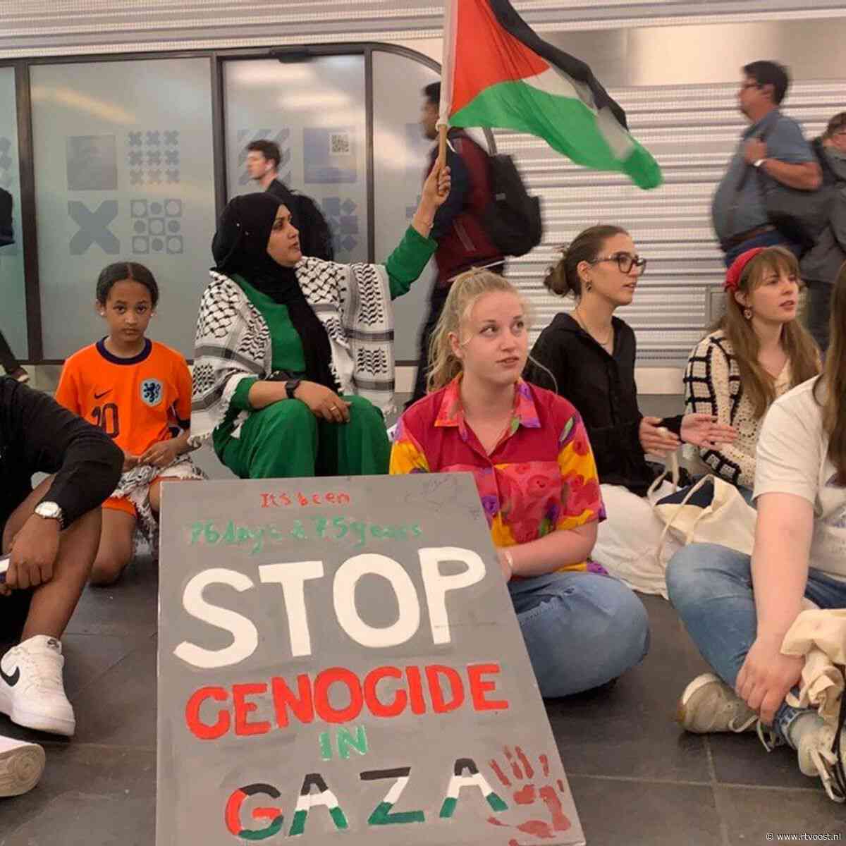 Demonstranten vragen aandacht en steun voor Palestina op station in Zwolle