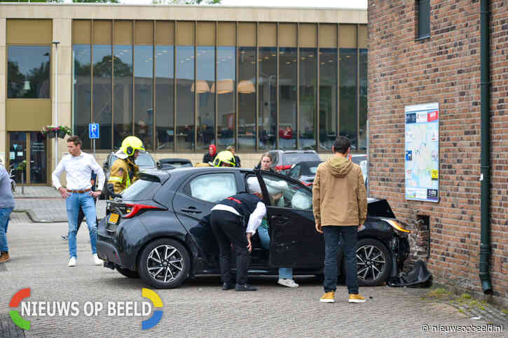 Twee gewonde na botsing tegen elektriciteitshuisje Raadhuisplein Krimpen aan den IJssel