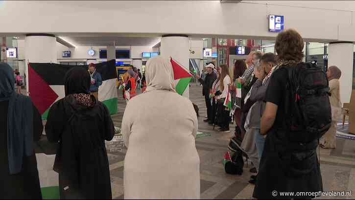 Almere - Pro-Palestina demonstranten herdenken 'Nakba' in station Almere Centrum