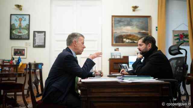 Presidente Boric se reunió con Juan Manuel Santos en La Moneda