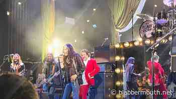 Watch: AEROSMITH's STEVEN TYLER Joins THE BLACK CROWES For 'Mama Kin' Performance In London