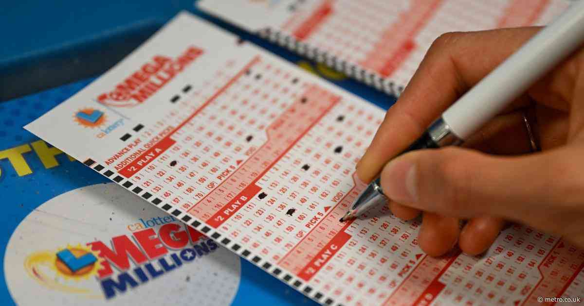 Winner of $1,350,000,000 lottery jackpot sued by his family after not sharing as promised