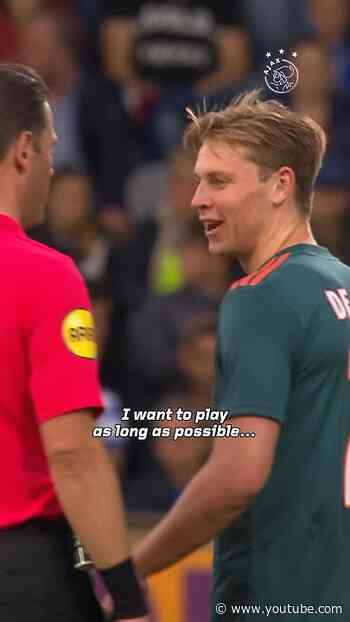 When Frenkie didn’t want to stop playing during his final match for Ajax… ♥️