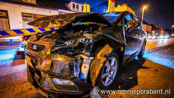 112-nieuws: automobiliste gewond na ongeval • auto ramt lantaarnpaal