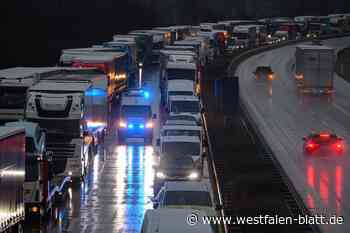 Stau nach Lkw-Unfall auf der A2 bei Bielefeld