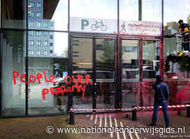 Ingang ABC-gebouw op Roeterseilandcampus beklad met rode verf