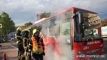 Schulbus geht plötzlich in Flammen auf – Busfahrerin und zwei Schüler werden zu Helden