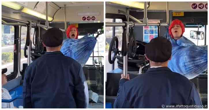 Scena assurda su un autobus di linea: uomo rifiuta di scendere dall’amaca e l’autista ferma il veicolo – VIDEO