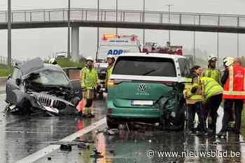 Zwaar ongeval veroorzaakt ravage op snelweg: “Drie personen naar ziekenhuis”
