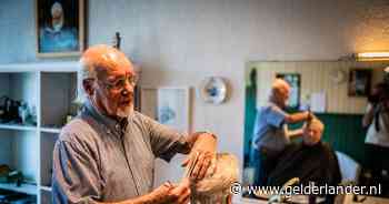 Guus (88) is al 71 jaar kapper en denkt niet aan stoppen: ‘Ik wil het plezier met de klanten niet missen’