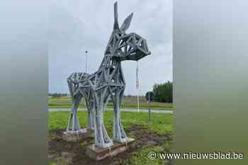 Kuurne plaatst houten ezel op Brugsesteenweg