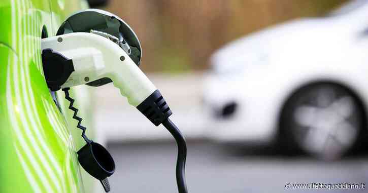 Il governo studia accise sulle auto elettriche per rimpiazzare il gettito di quelle sui carburanti. Che Meloni prometteva di tagliare