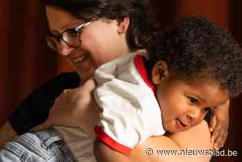 ‘1.000 dagenstress’ bij nieuwe ouders: “Je baby vasthouden en knuffelen is niet verwennen, het is liefde geven”