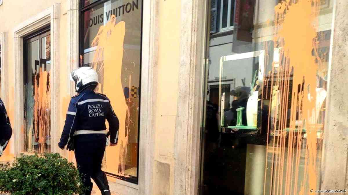 Via Condotti, Ultima Generazione imbratta le vetrine dei negozi di lusso di Roma