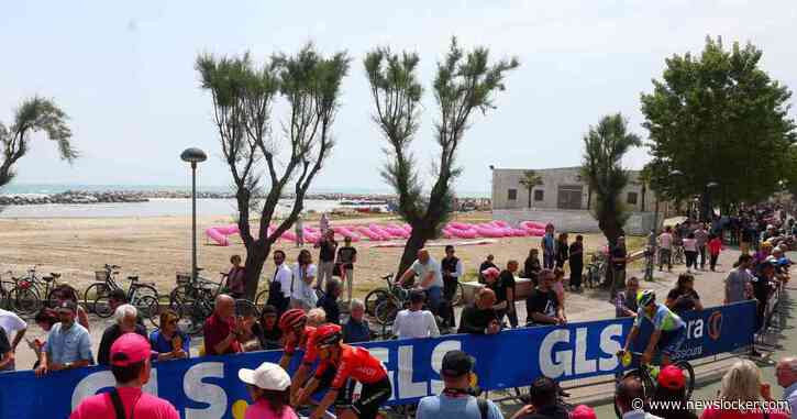 LIVE Giro d’Italia | Brutaal drietal al snel ingerekend door peloton, Jakobsen niet meer van de partij