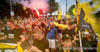 Supporters schieten Vitesse met posters te hulp bij seizoenkaartcampagne