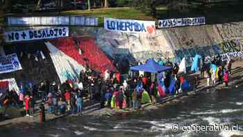 Pobladores de Lo Hermida acampan en la ribera del río Mapocho en Providencia