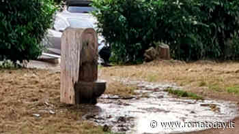 Fontana danneggiata e perdita d'acqua: "Quando intervenite?"